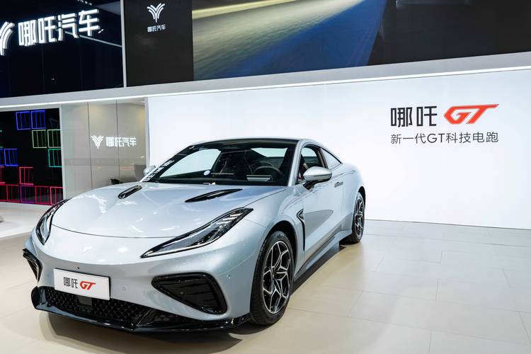 成都39哪吒汽车在智能汽车领域的表现，领途汽车在新能源汽车市场中的影响力